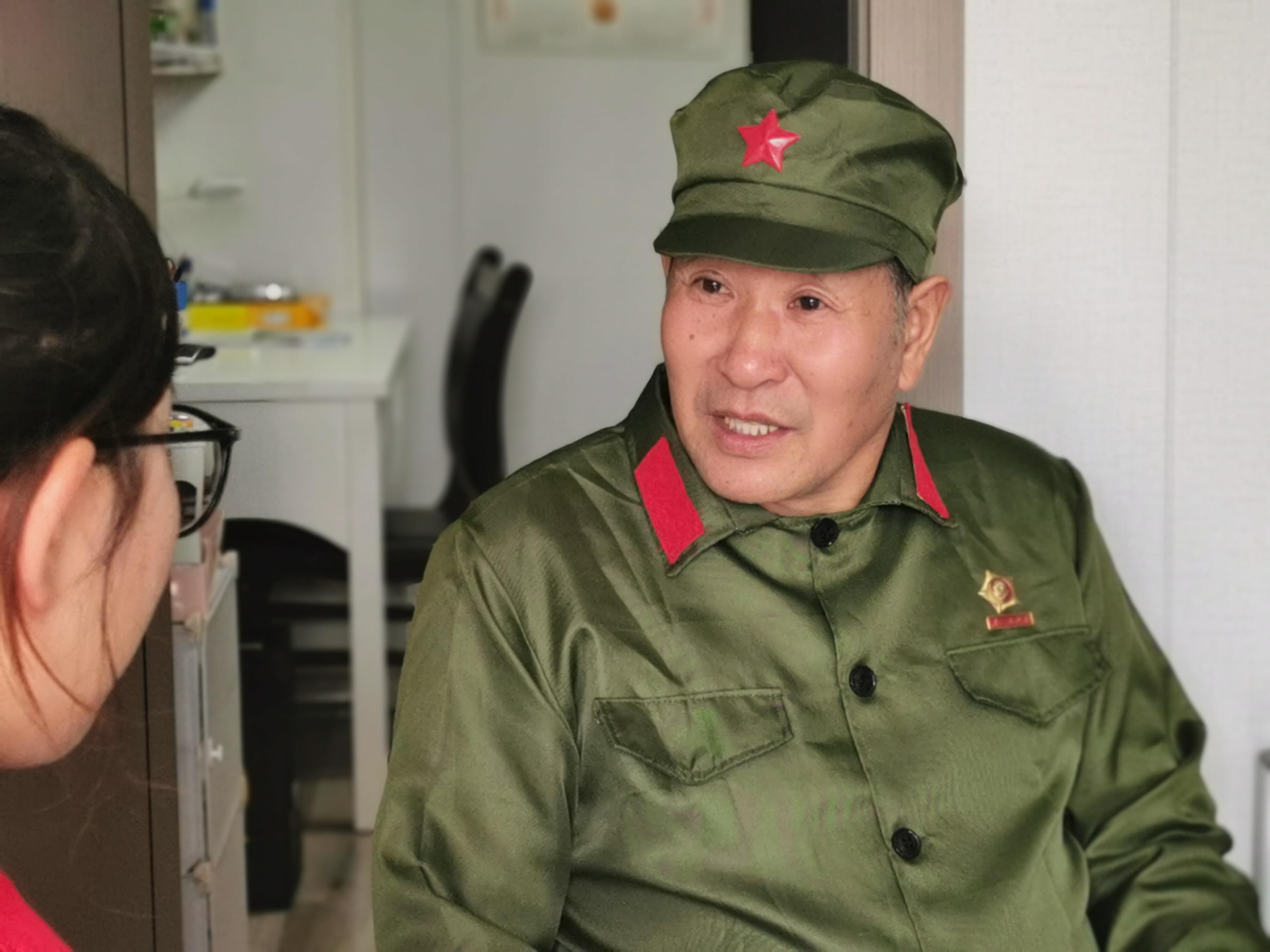 红笔杆志愿者在采访赖登敬老兵.jpg