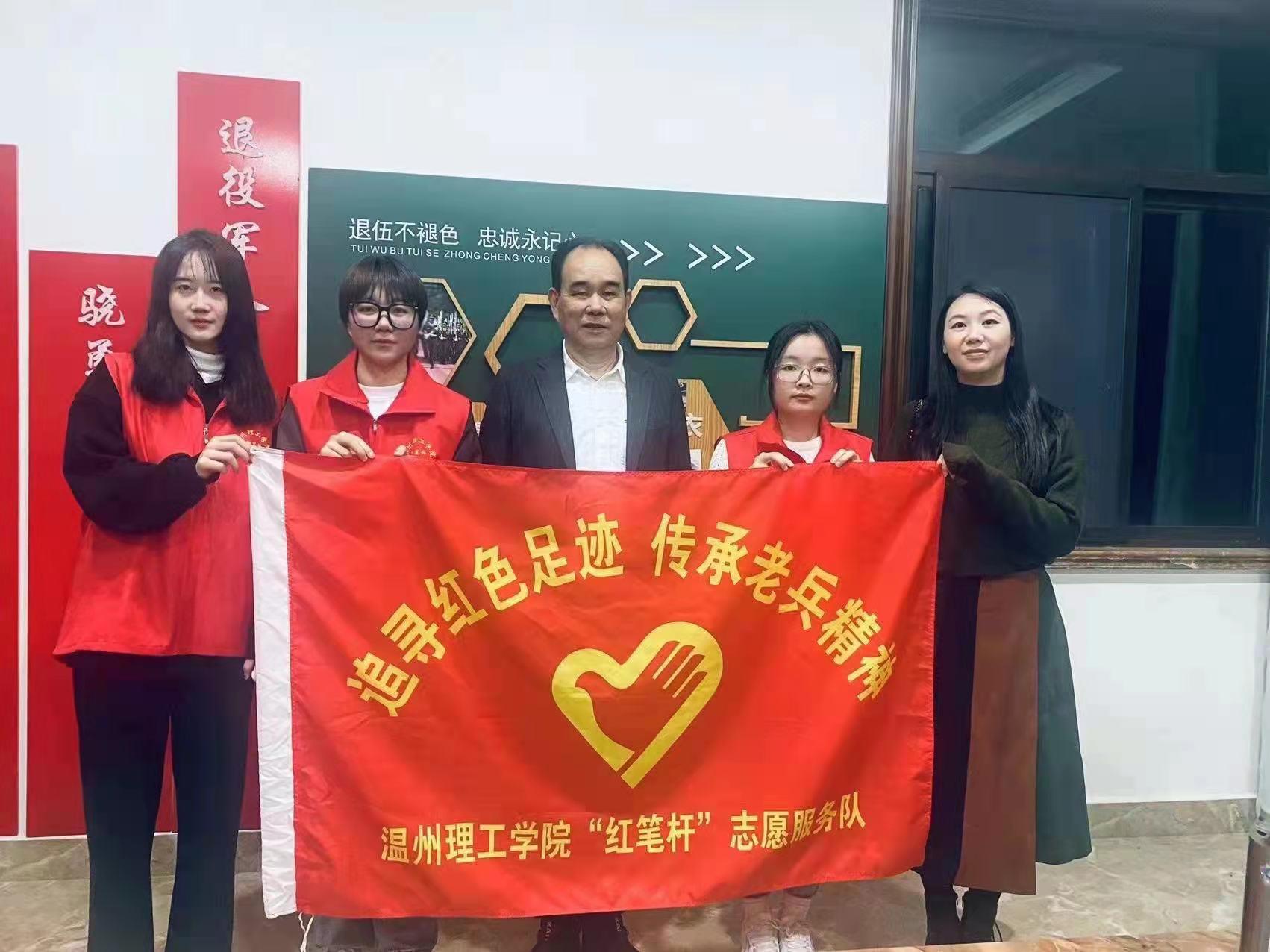 “红笔杆”实践队队员和老兵合照 拍摄：司机.jpg