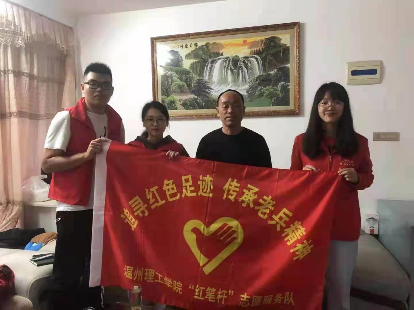 张明山老兵与采访成员合影（拍摄：陈嘉槿）.jpg