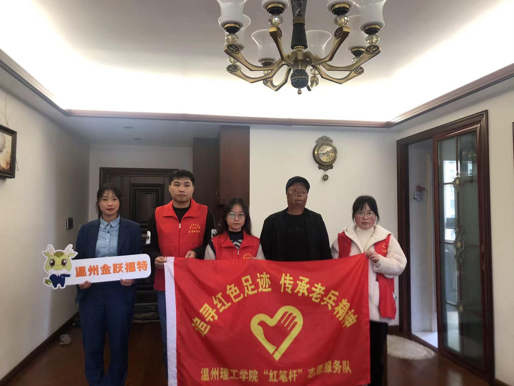 “红笔杆”实践队队员和老兵合照 摄：薛小卯老师.jpg