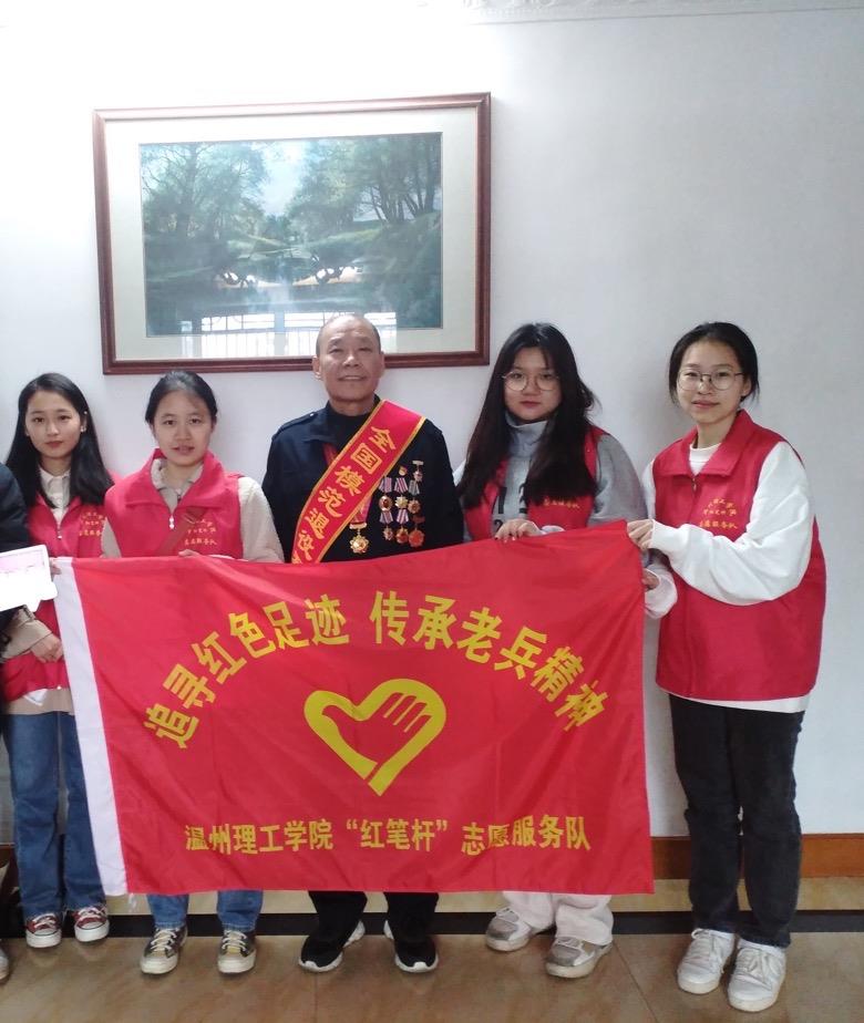 “红笔杆”实践队队员和老兵合照1 拍摄：辖区负责人陈兴亮.jpg