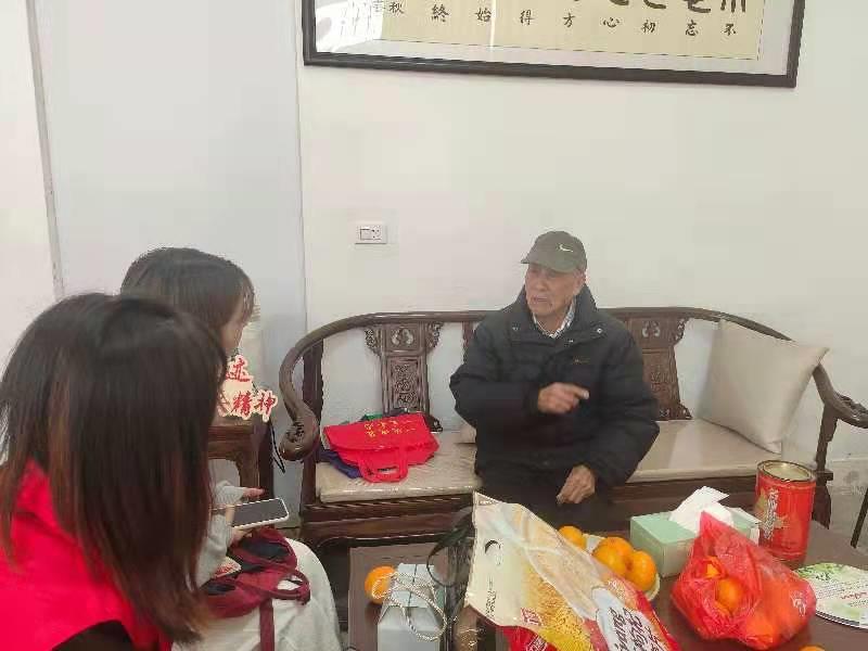 王清老兵给实践队队员讲红色事迹1.JPG
