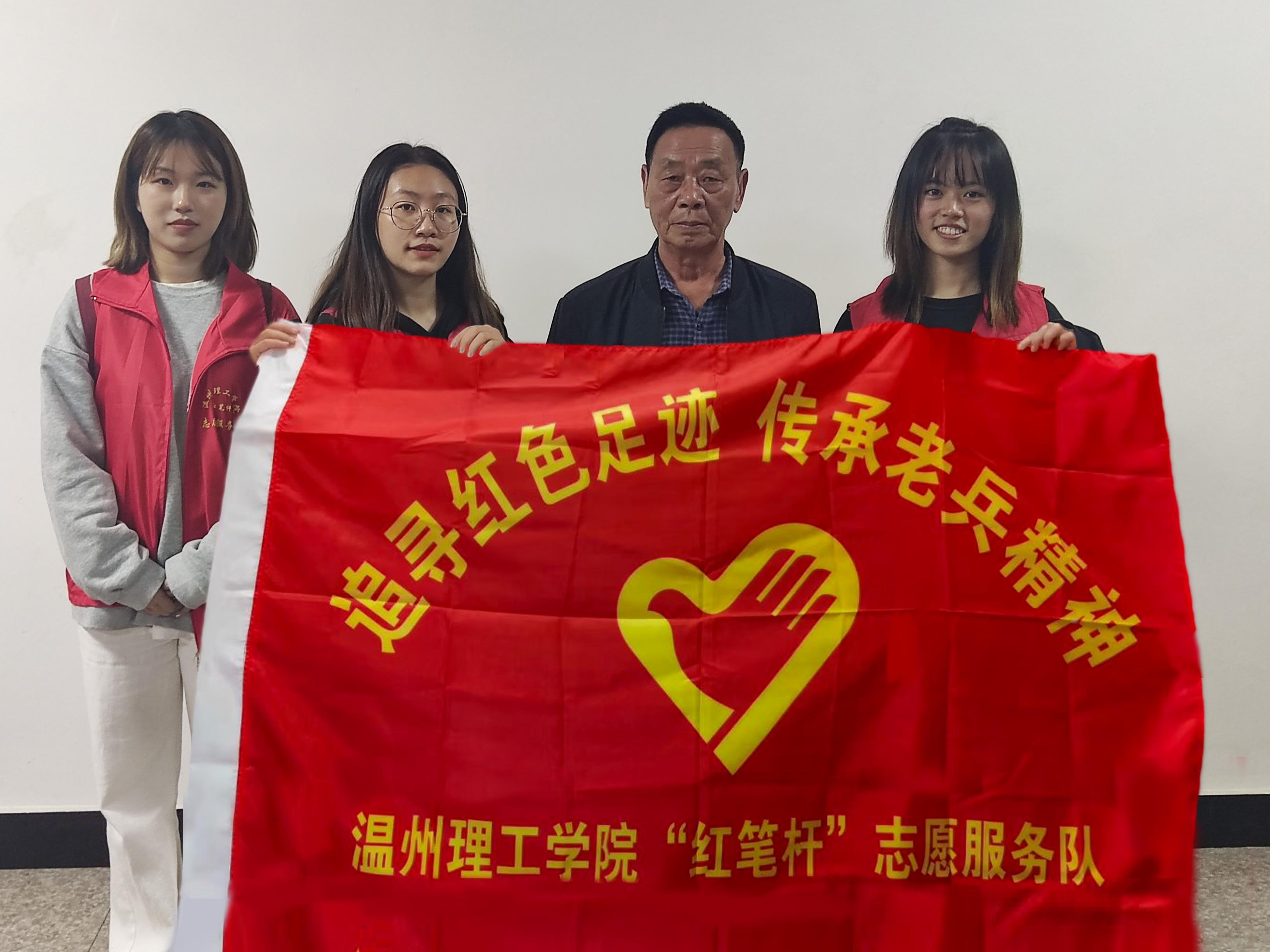 吴金福老兵与“红笔杆”实践队队员合照 拍摄：江晶晶.jpg