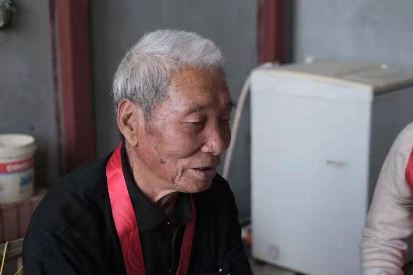 郑安者老兵受访近照2 拍摄：红旗摄影.jpg