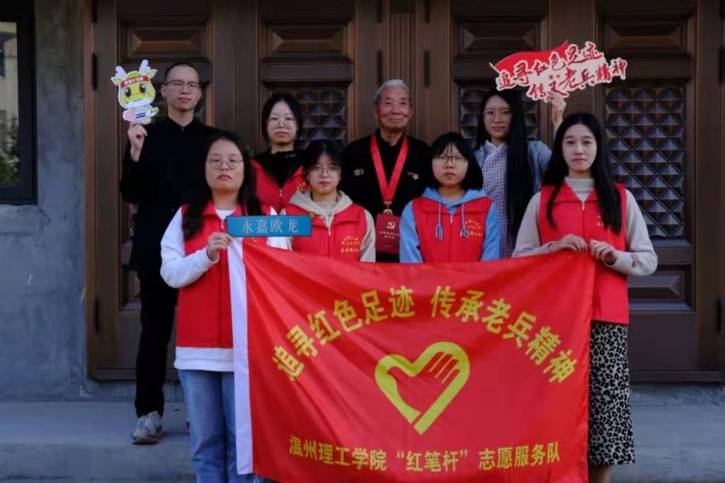 ”红笔杆“实践队和老兵合照 拍摄：红旗摄影.jpg