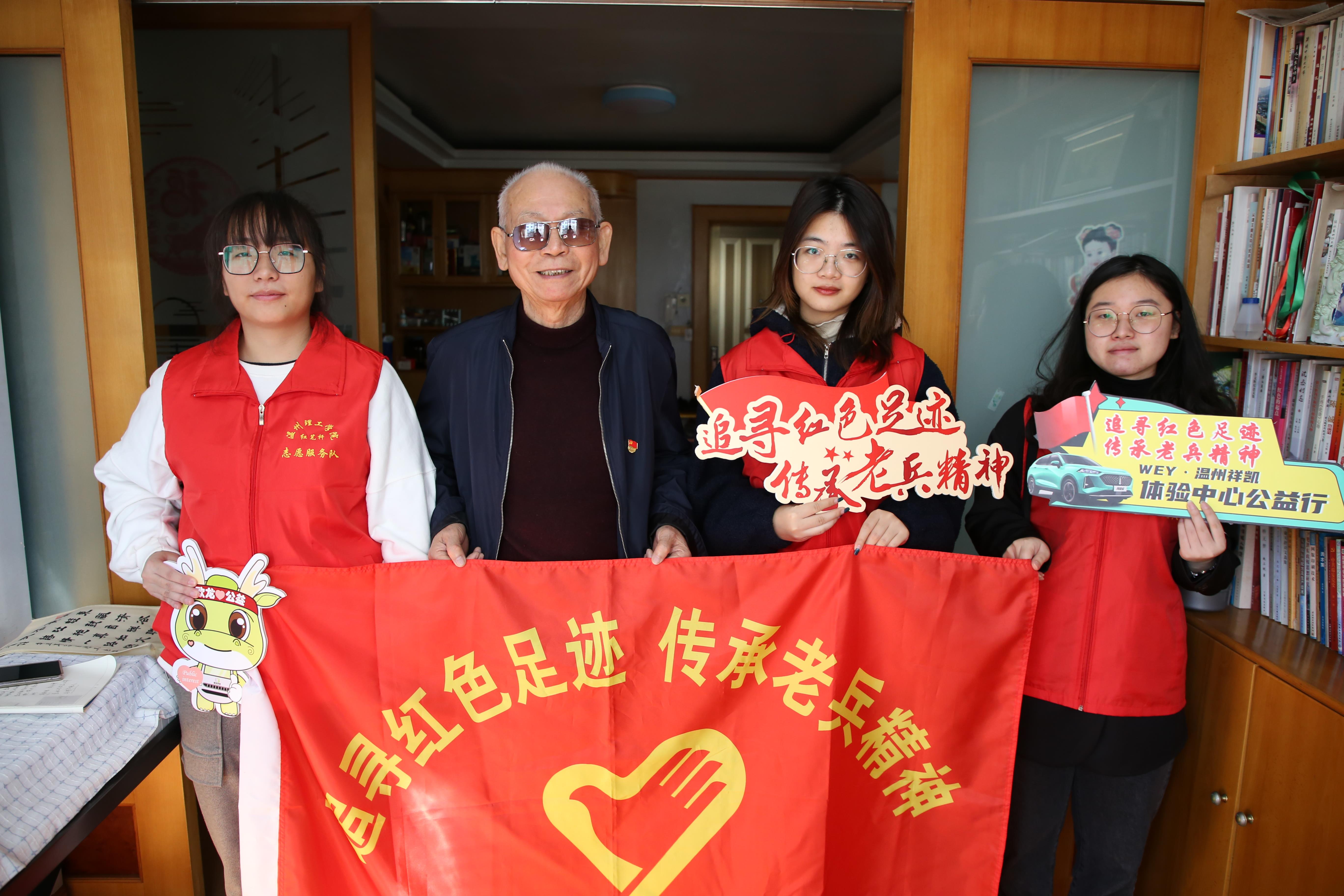 老兵周兴杞和实践队成员的合照  黄征老师.jpg