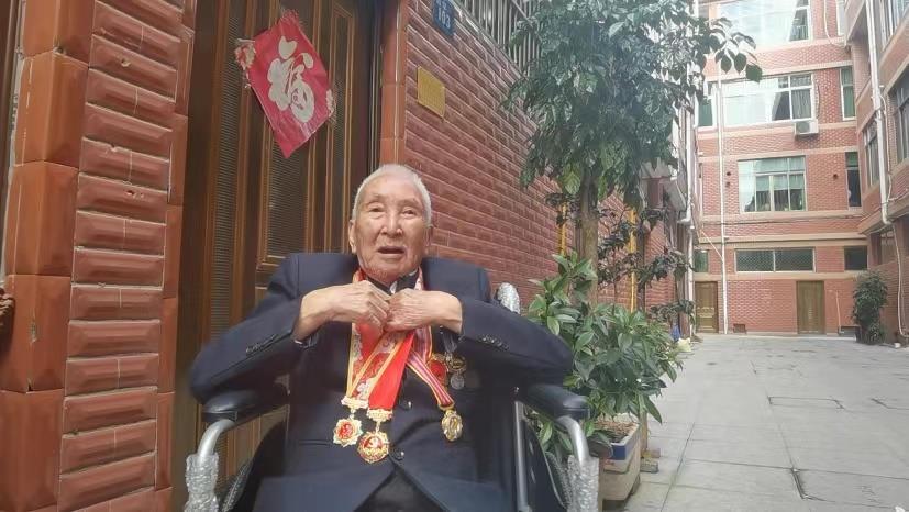 陈友忠老兵 拍摄：骆艳芳.jpg