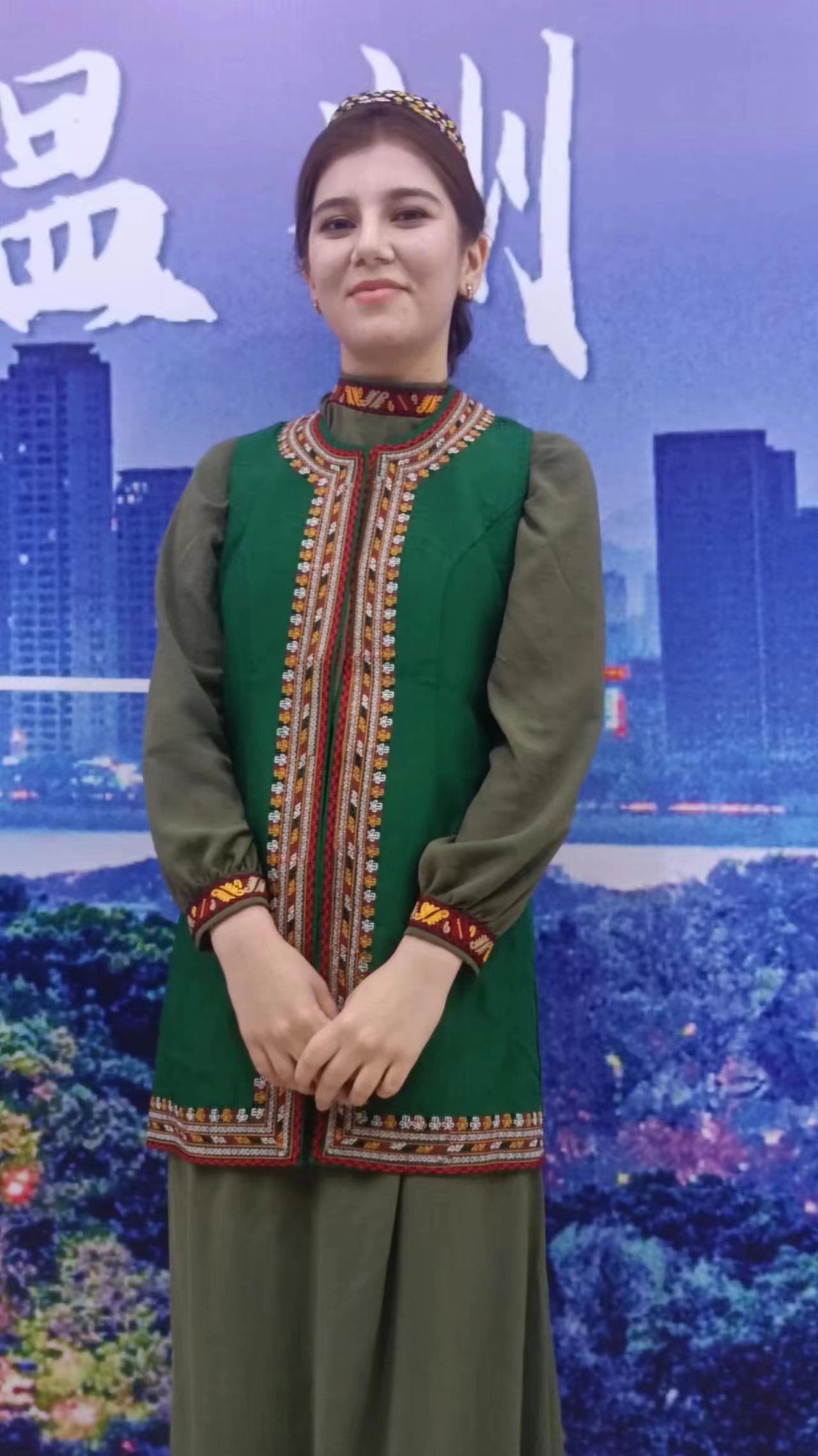 图片1 shagul身着民族服饰.jpg